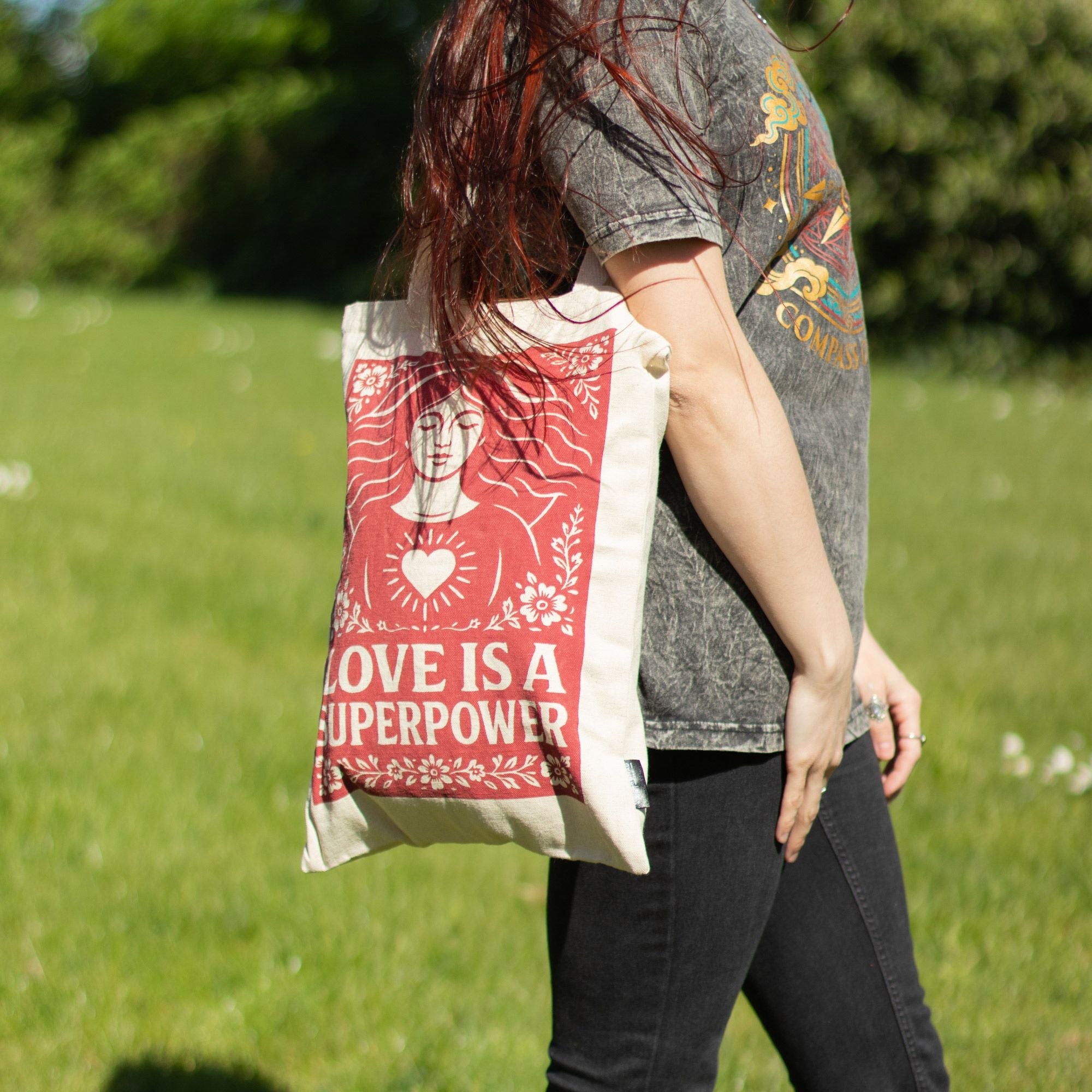 Bolsa Tote em Algodão Nomad Sari Love is a Superpower Natural 41 x 31 cm