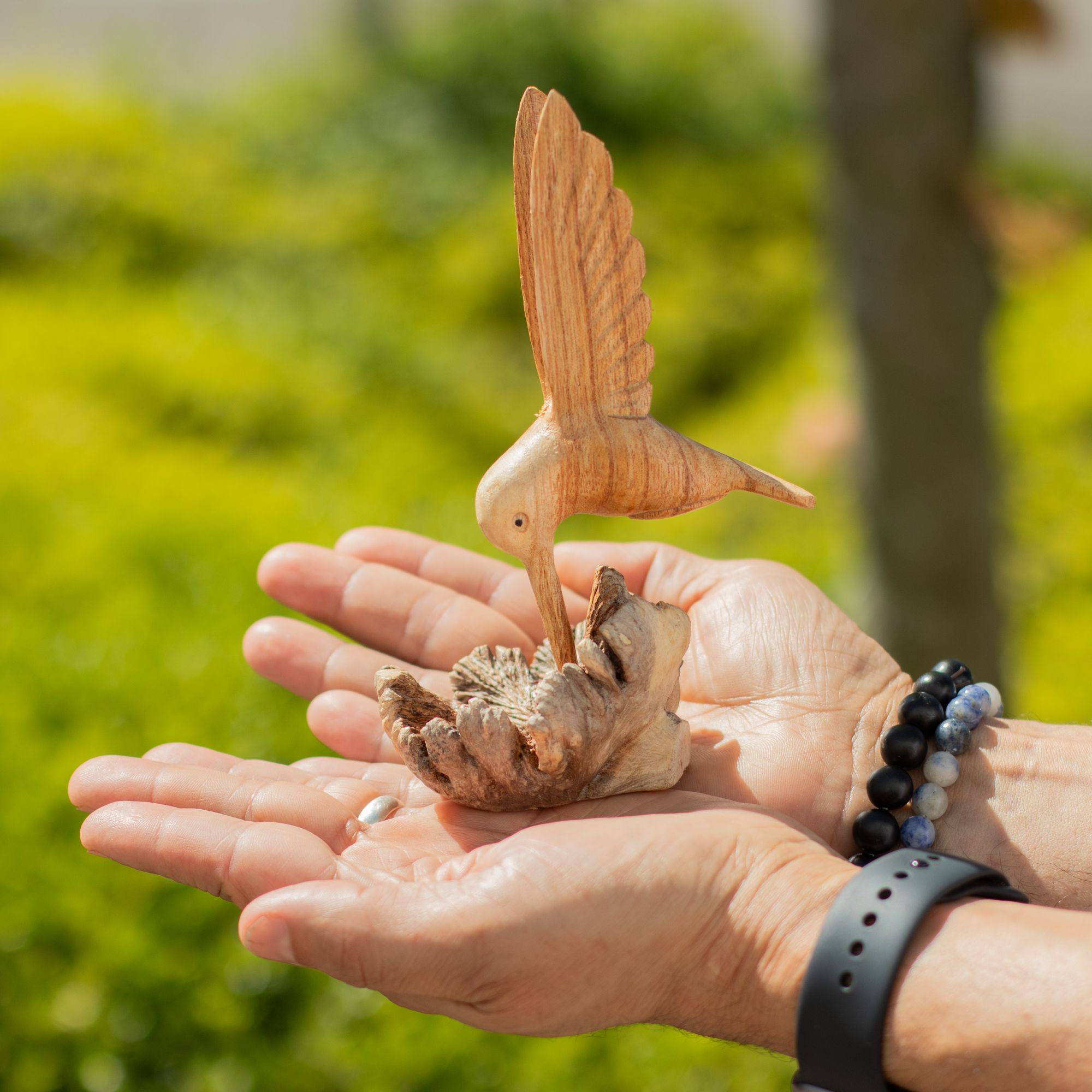 Escultura em Madeira Parasita com Beija-Flor a Beber Néctar
