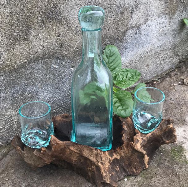 Conjunto de Whisky em Vidro Fundido sobre Madeira