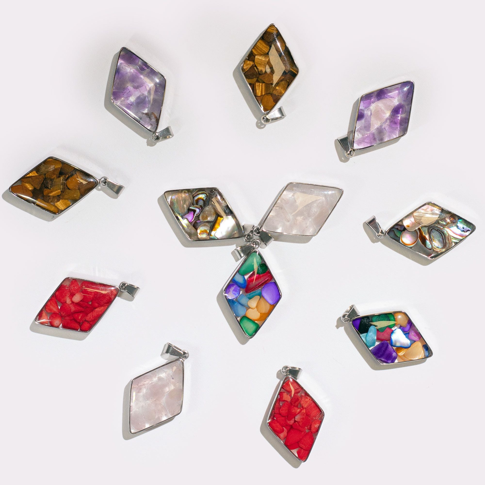 Pendentes em Forma de Diamante com Estrutura em Aço - Chips de Gemas e Conchas Sortido