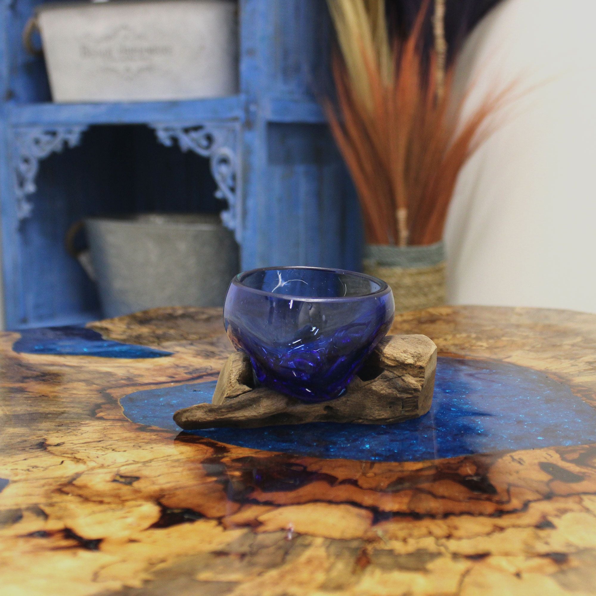 Mini Taça Azul em Vidro Fundido sobre Madeira