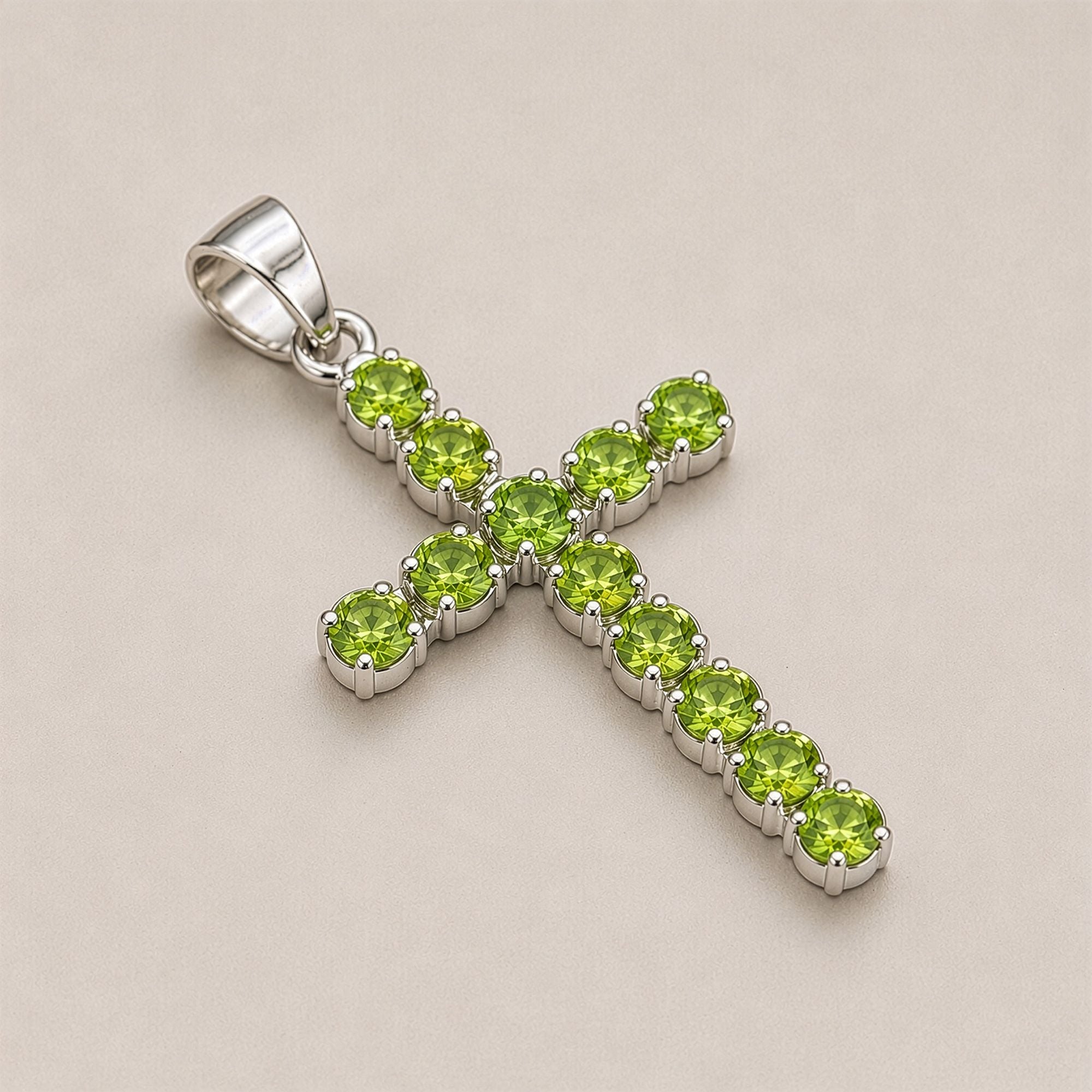 Pendente Devocional Banhado a Prata com Cordão de 45 cm - Crucifixo em Peridoto