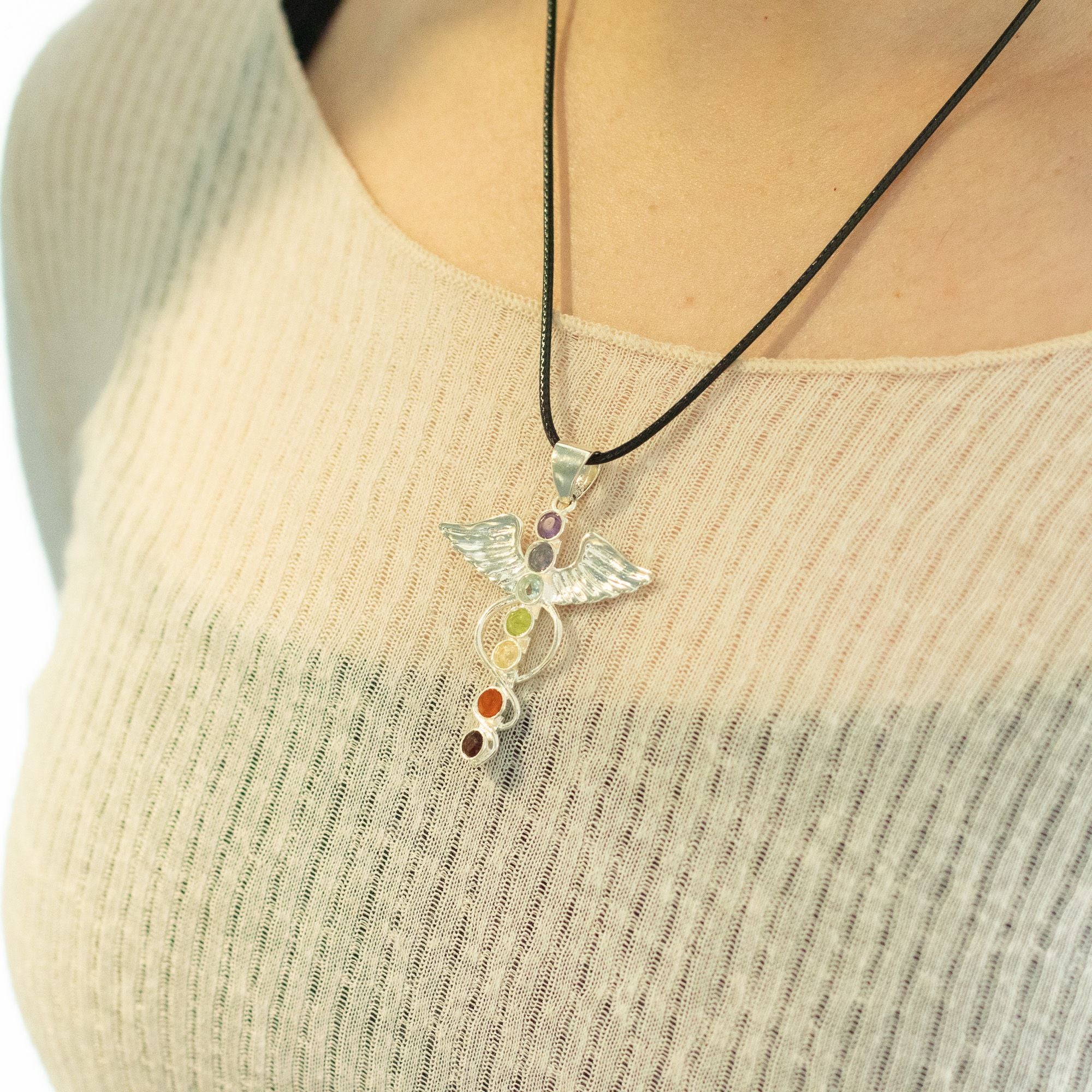 Pendente Devocional Banhado a Prata com Cordão de 45 cm - Anjo dos Chakras
