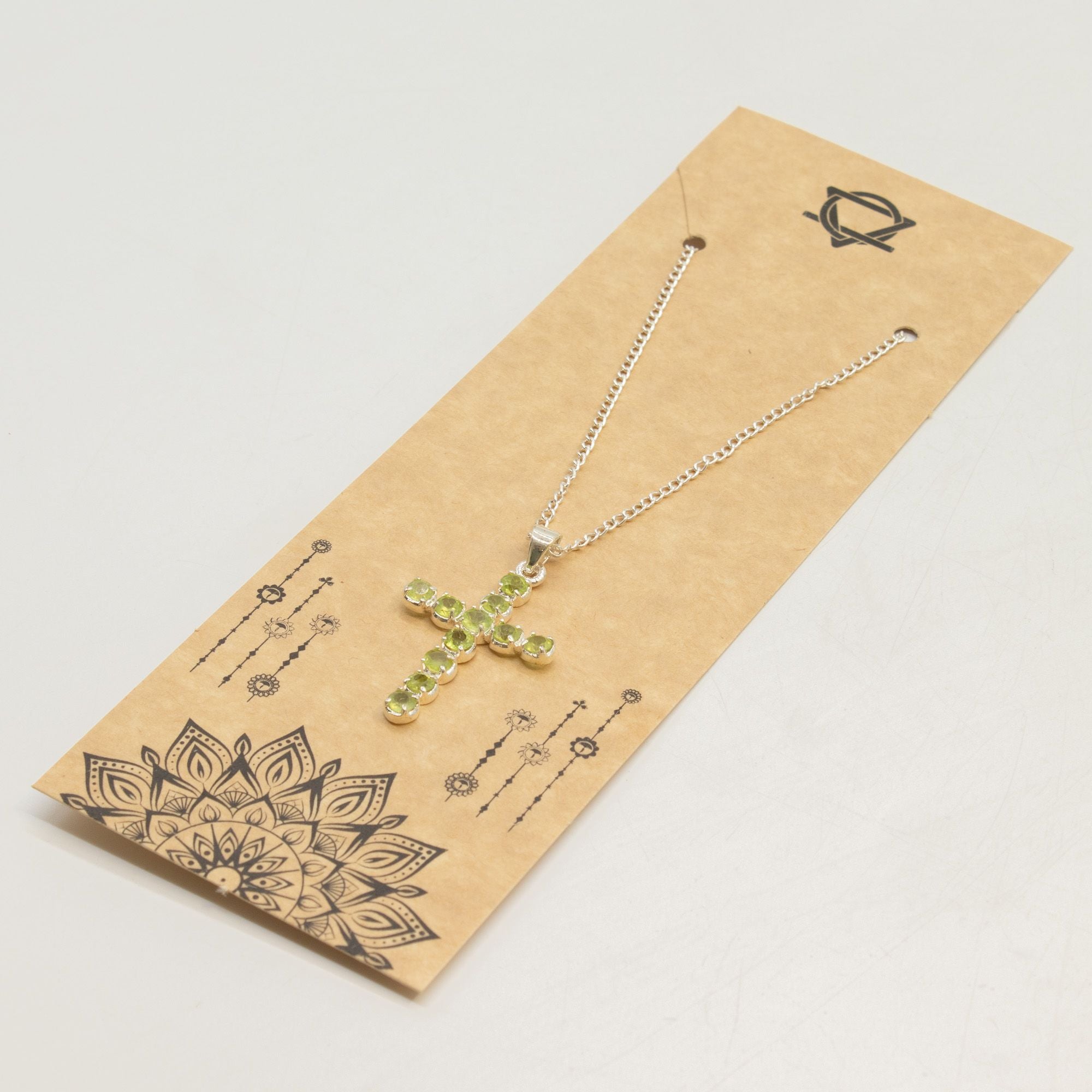Pendente Devocional Banhado a Prata com Cordão de 45 cm - Crucifixo em Peridoto