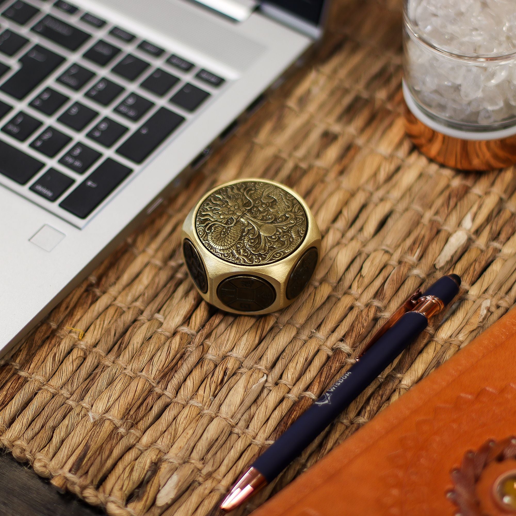 Amuleto Feng Shui – Chaleira da Sorte com Dados Rotativos