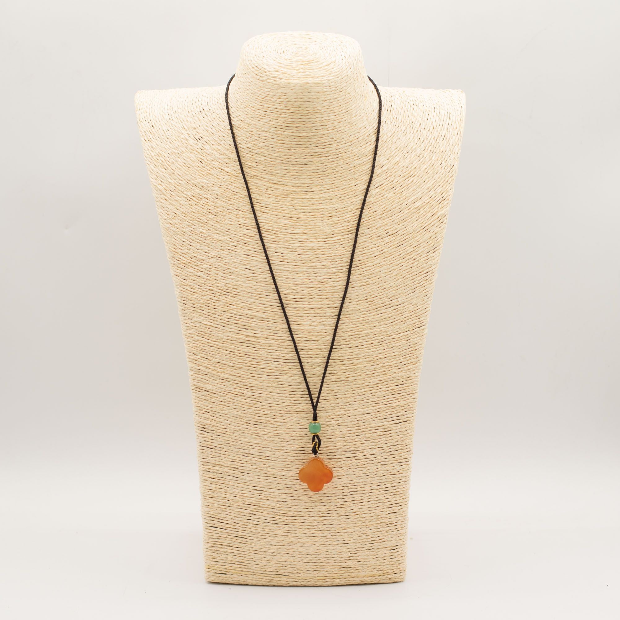 Colar com Cordão e Pendente de Pedra Preciosa - Jade Vermelho em Forma de Trevo