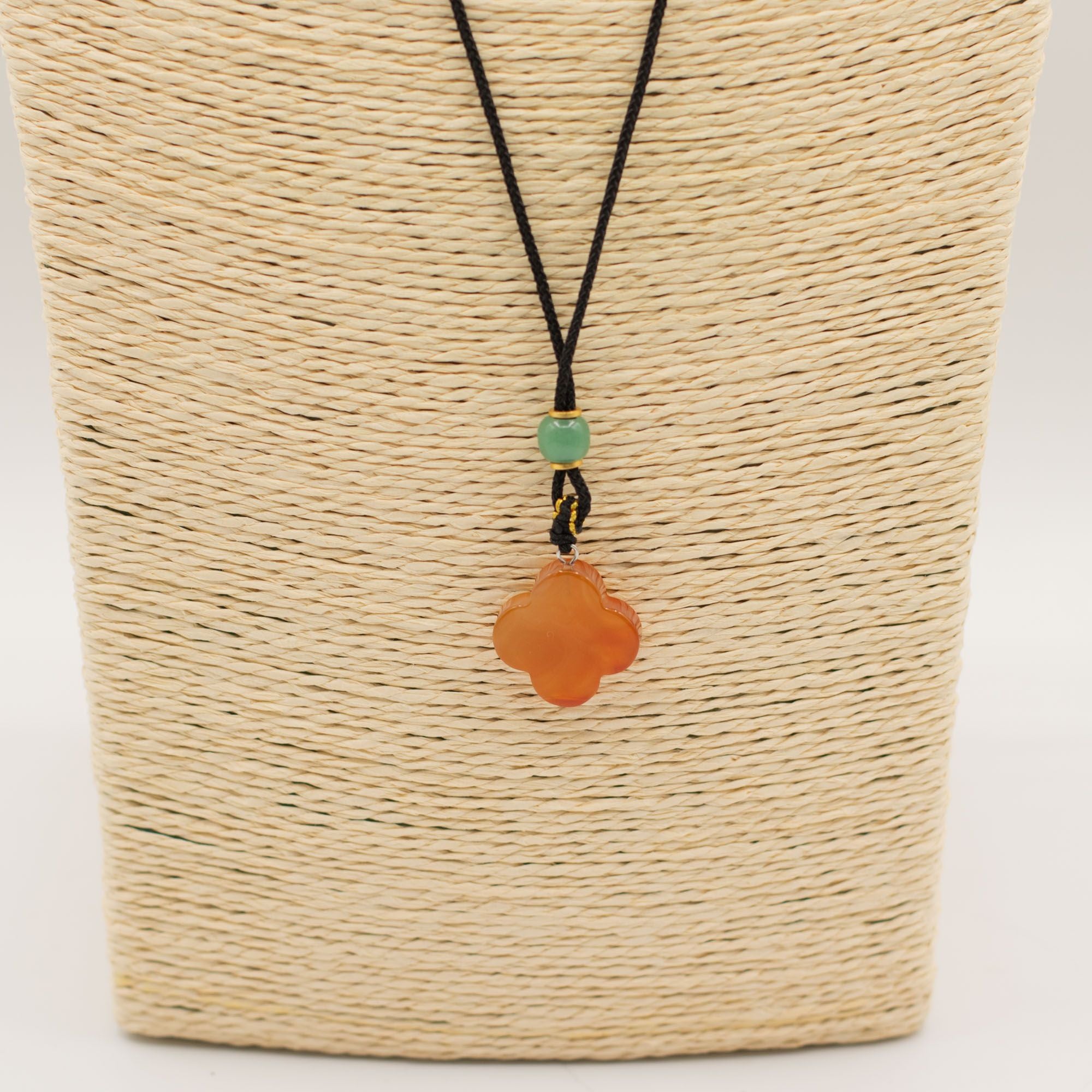 Colar com Cordão e Pendente de Pedra Preciosa - Jade Vermelho em Forma de Trevo