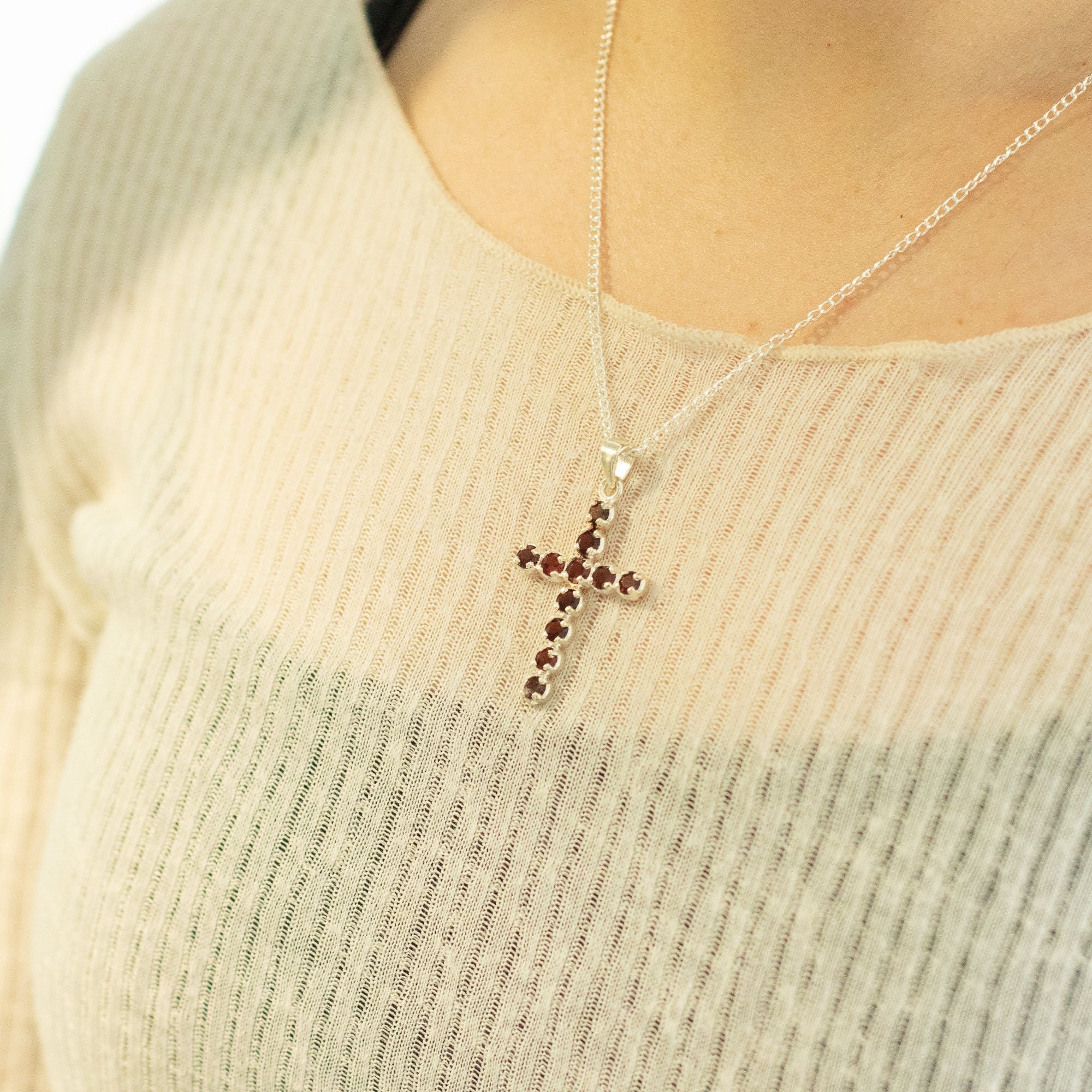 Pendente Devocional Banhado a Prata com Cordão de 45 cm - Crucifixo em Granada