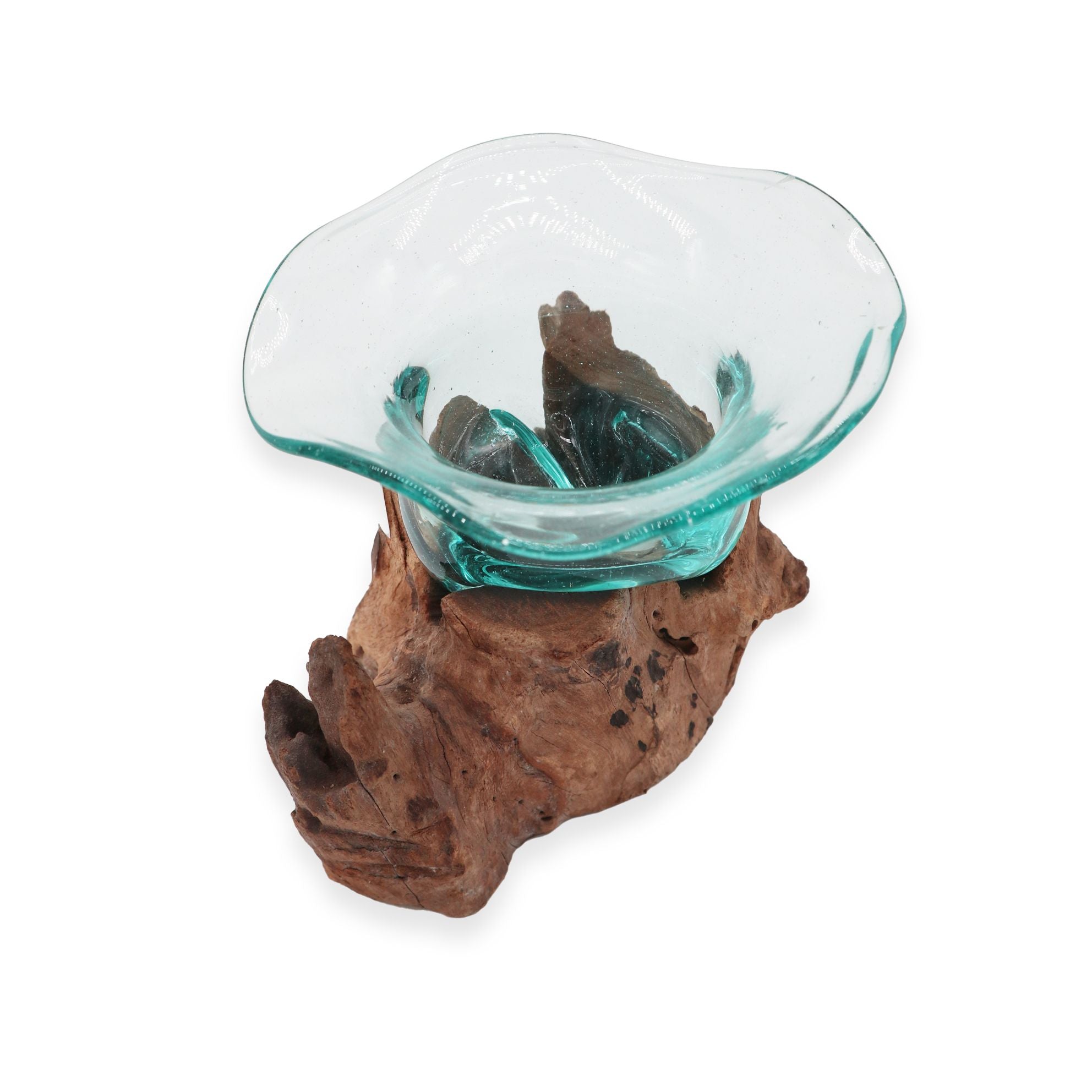 Fuente de postre de vidrio fundido sobre madera