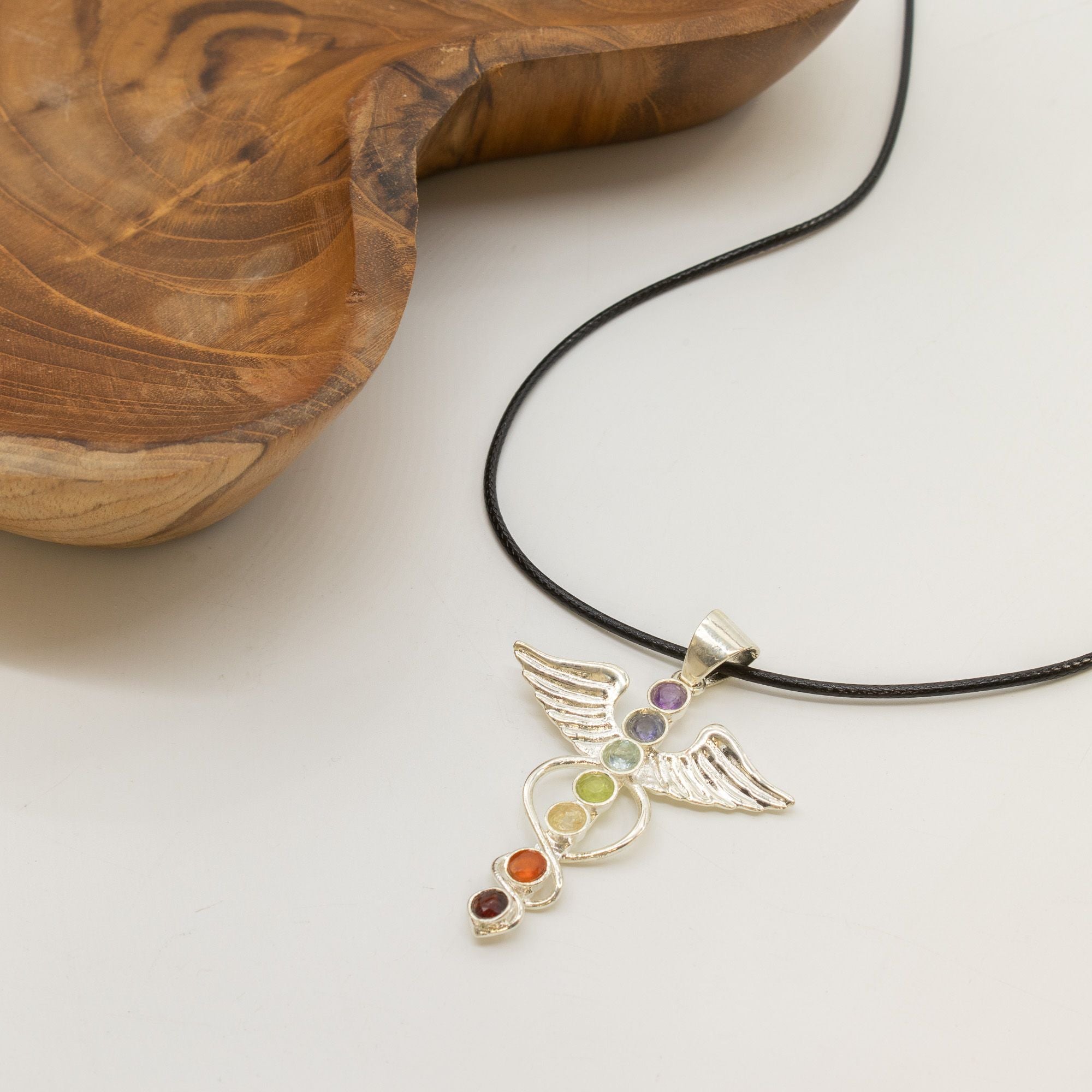 Pendente Devocional Banhado a Prata com Cordão de 45 cm - Anjo dos Chakras