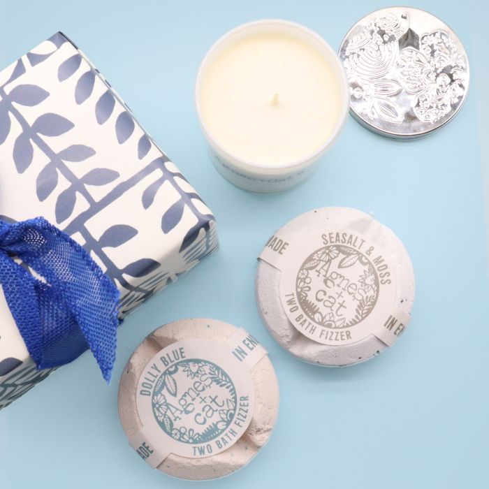 Conjunto de Oferta Bombas de Banho Sal Marina e Musgo e Boneca Azul + Vela Violeta de Parma