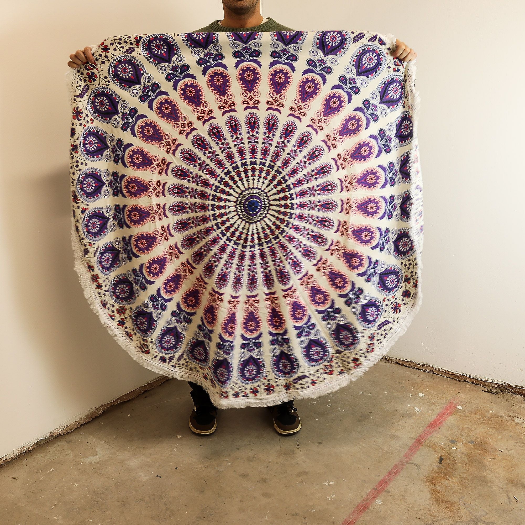 Mandala redonda de algodón en tonos púrpura pavo real