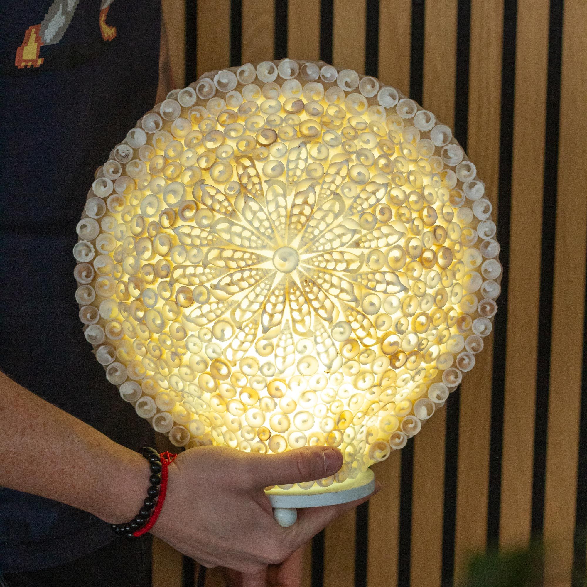 Lâmpada Boho de Conchas – Concha Redonda Grande