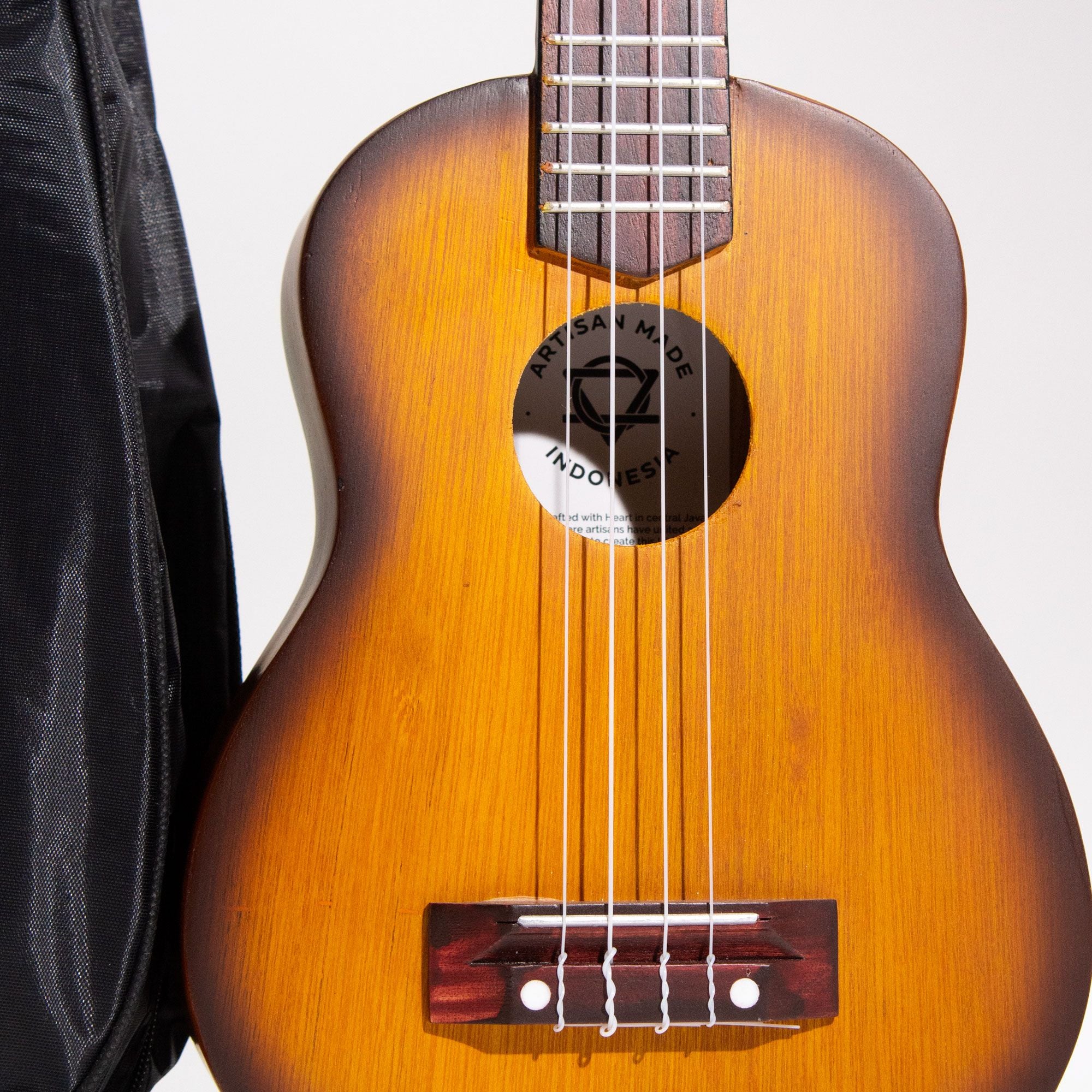 Ukulele Artesanal - Acabamento Sunburst Laranja (4 Cordas)
