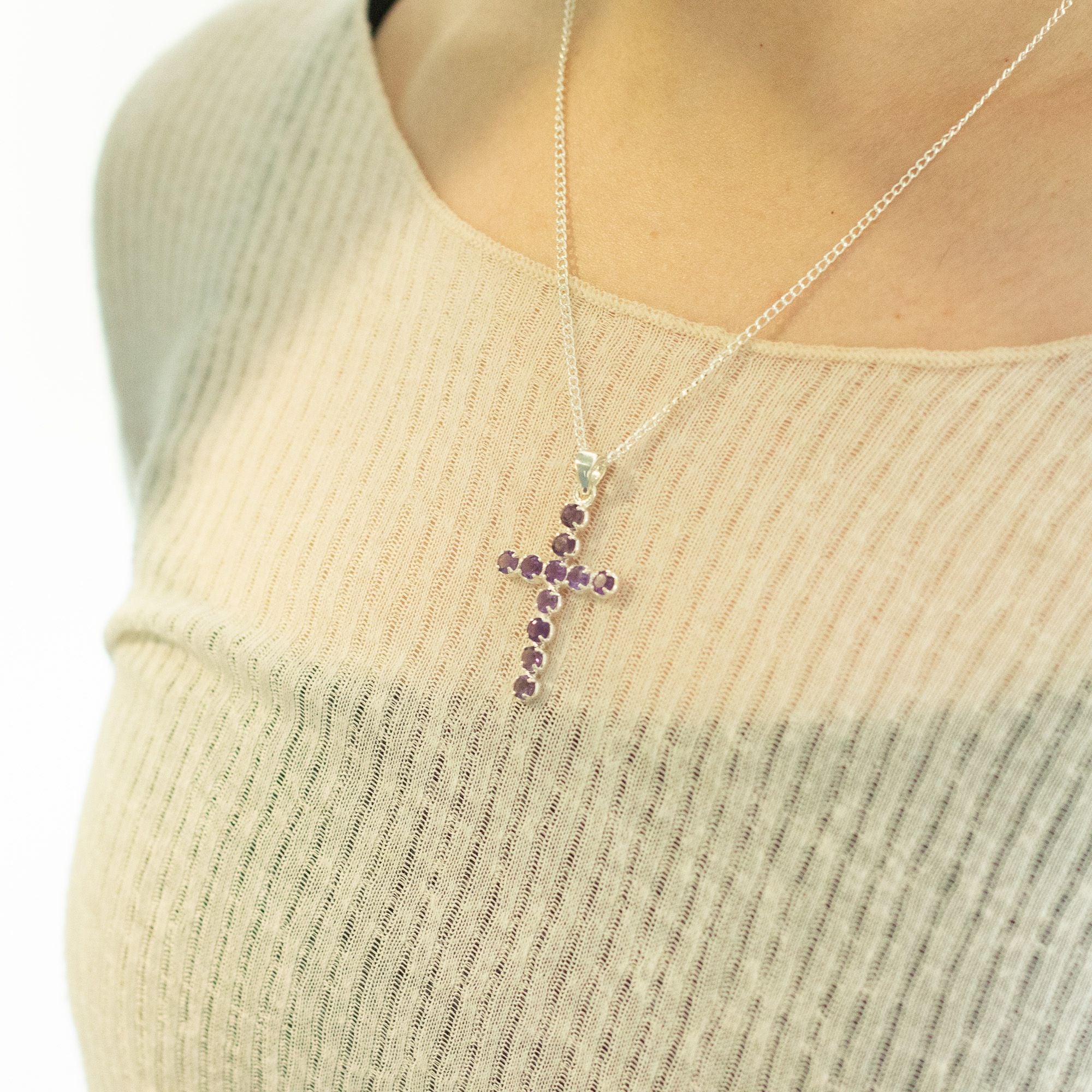 Pendente Devocional Banhado a Prata com Cordão de 45 cm - Crucifixo em Ametista