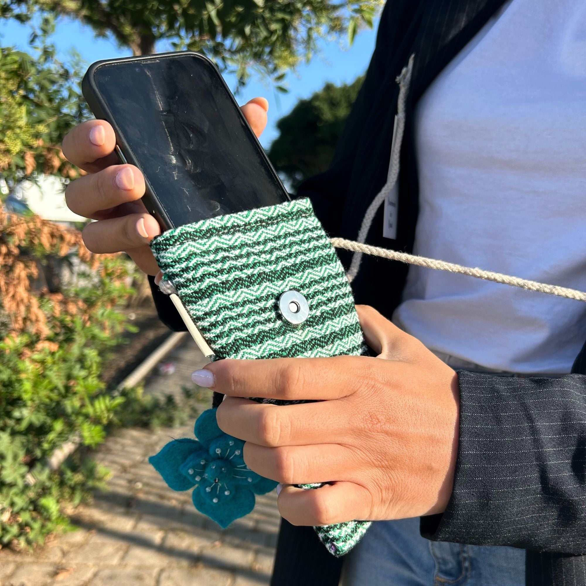 Bolsa para Telemóvel com riscas verdes - Decorada com flores
