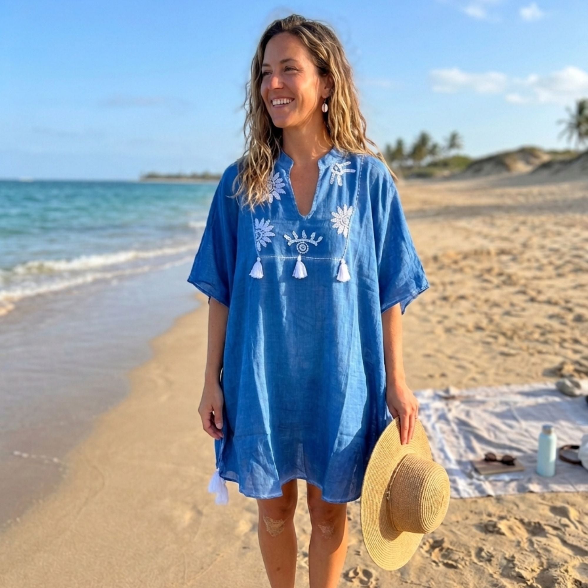 Kaftan Nomad Sari - Azul com Detalhes Creme e Borlas