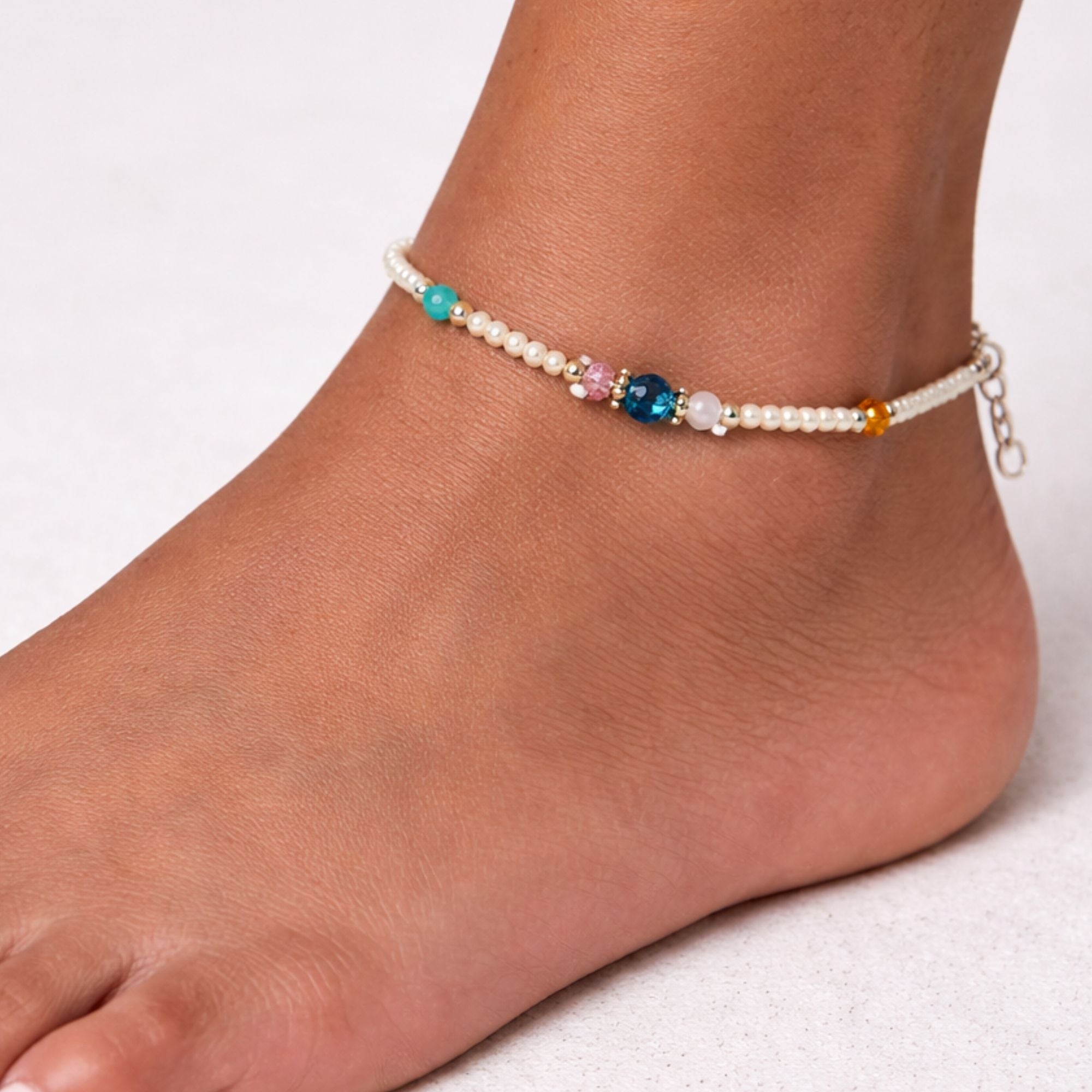 Tornozeleira Fina de Howlite Nepalês com Contas Facetadas - (22 cm)