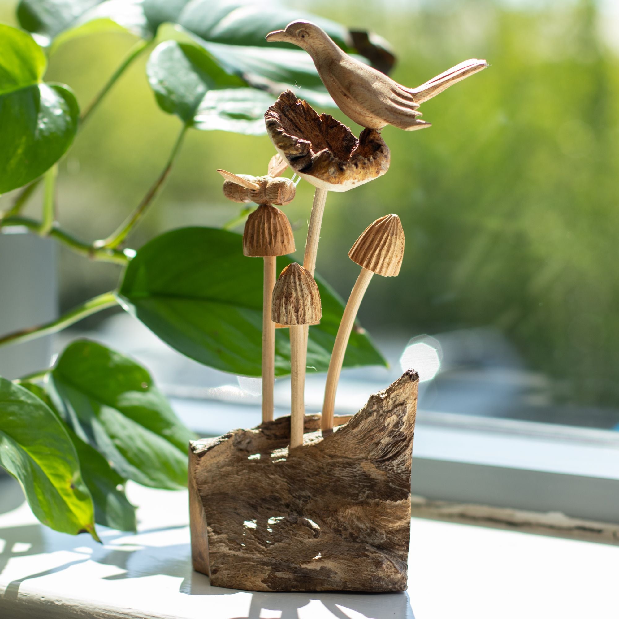 Escultura em Madeira Parasita com Pássaro e Abelha sobre Cogumelos