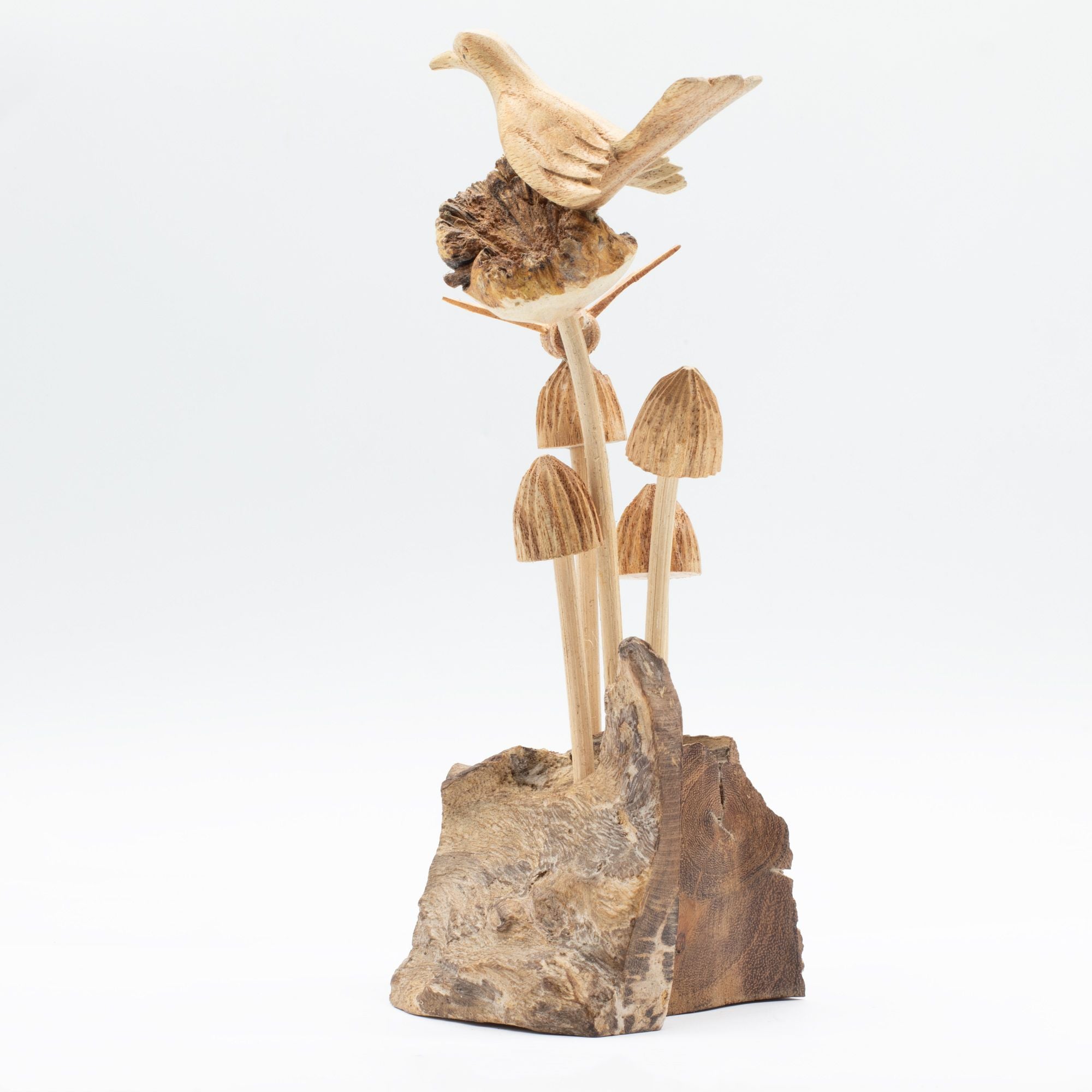 Escultura em Madeira Parasita com Pássaro e Abelha sobre Cogumelos