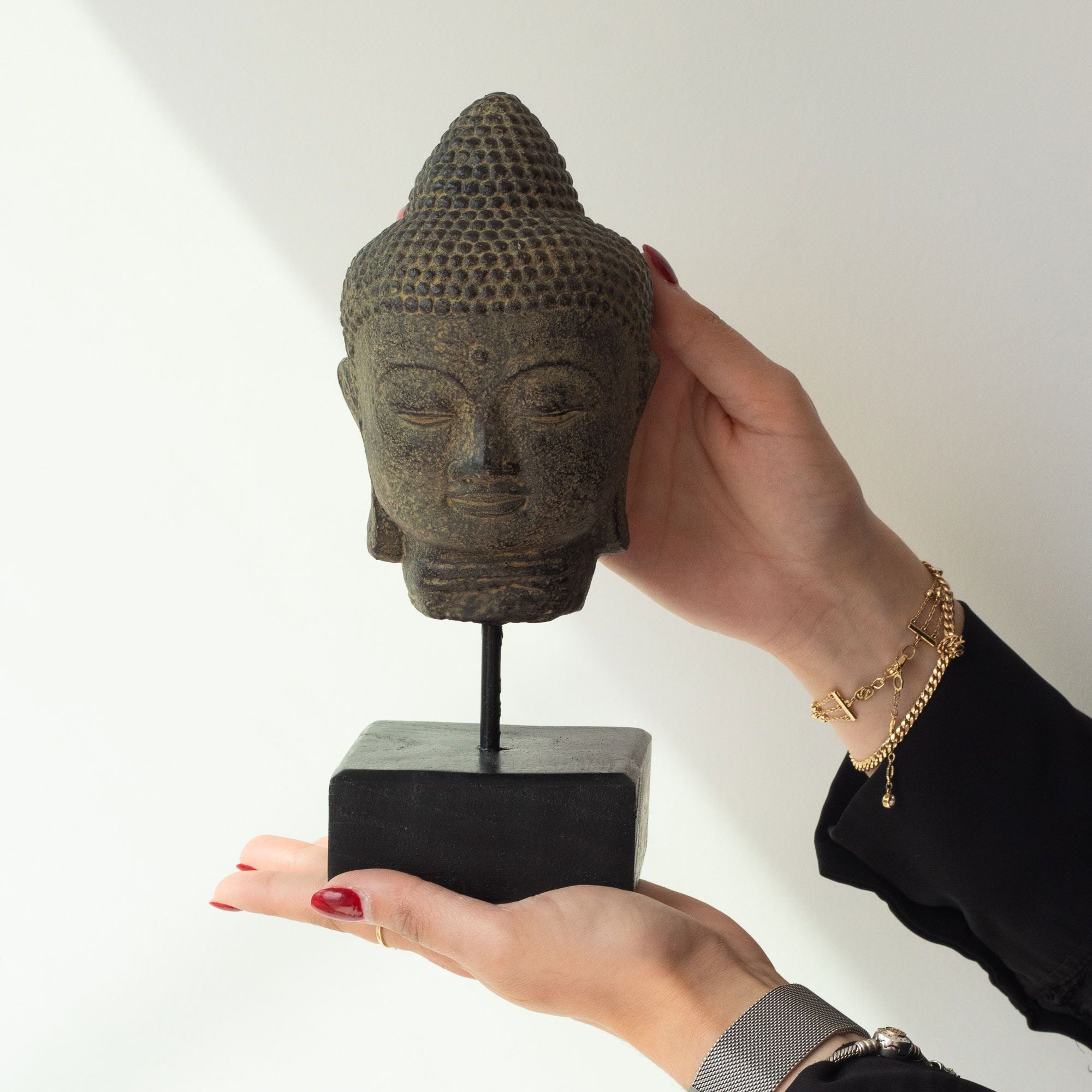 Cabeça de Buda em Repouso com Suporte – Cinzento