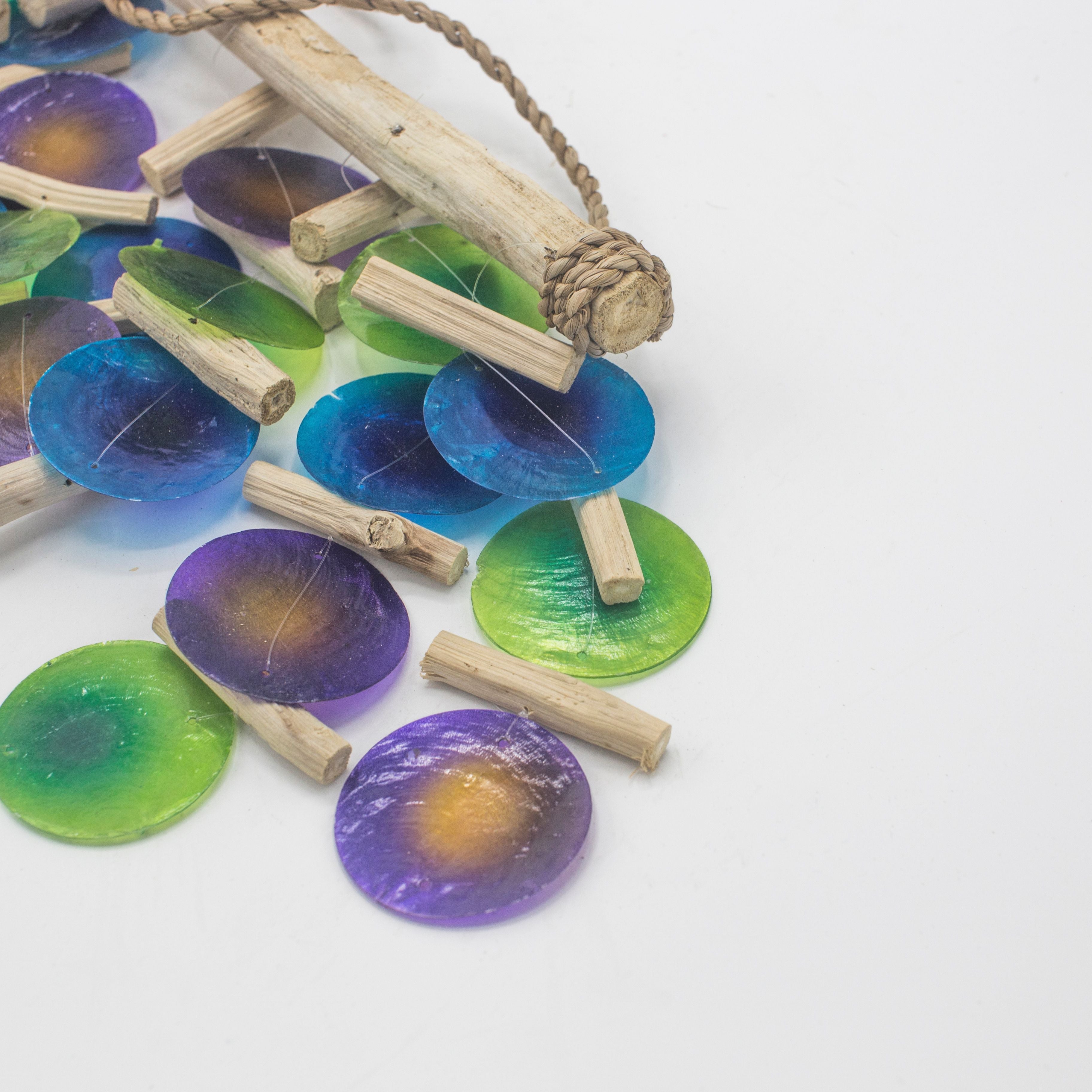 Sino de Vento em Madeira Flutuante Verde e Roxo