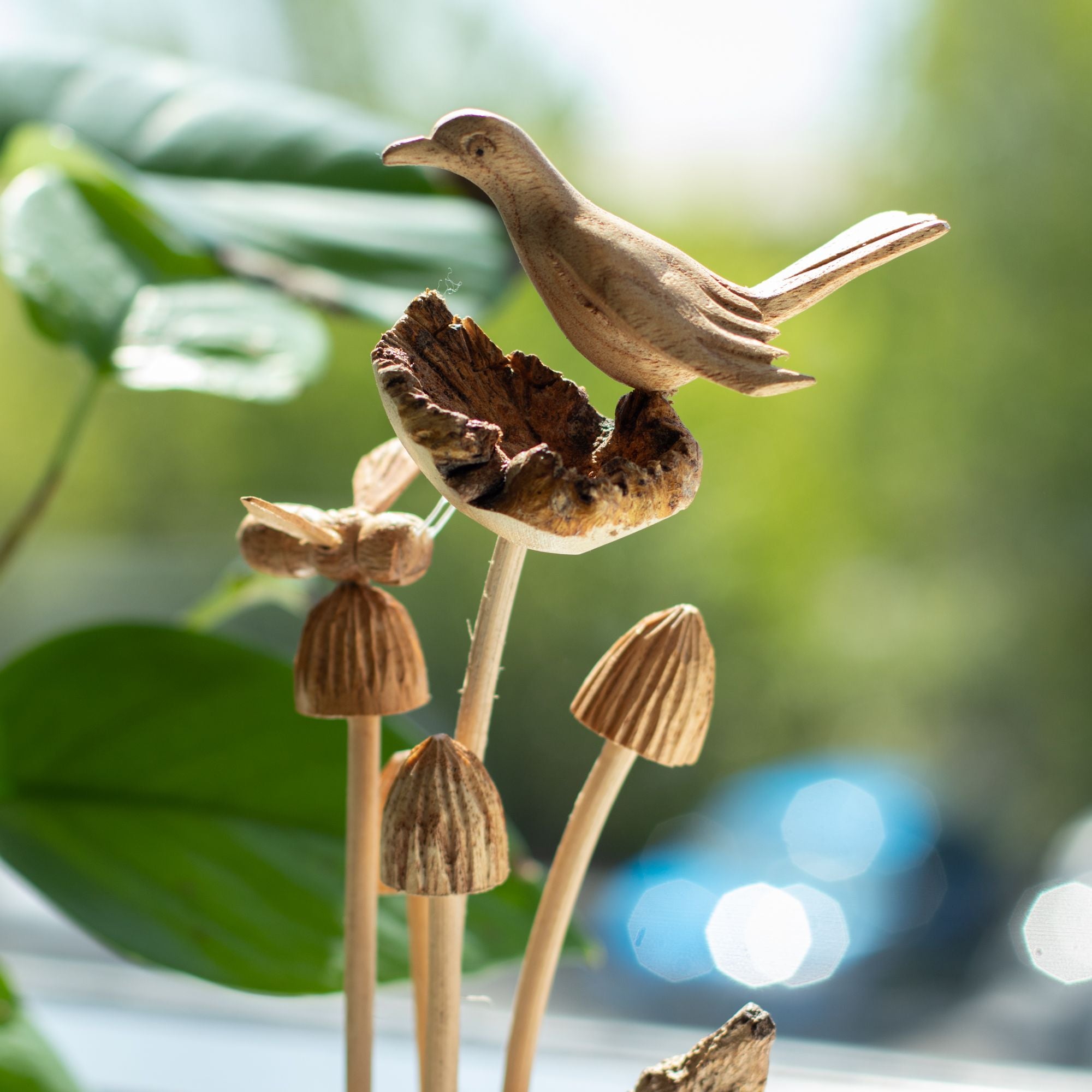 Escultura em Madeira Parasita com Pássaro e Abelha sobre Cogumelos