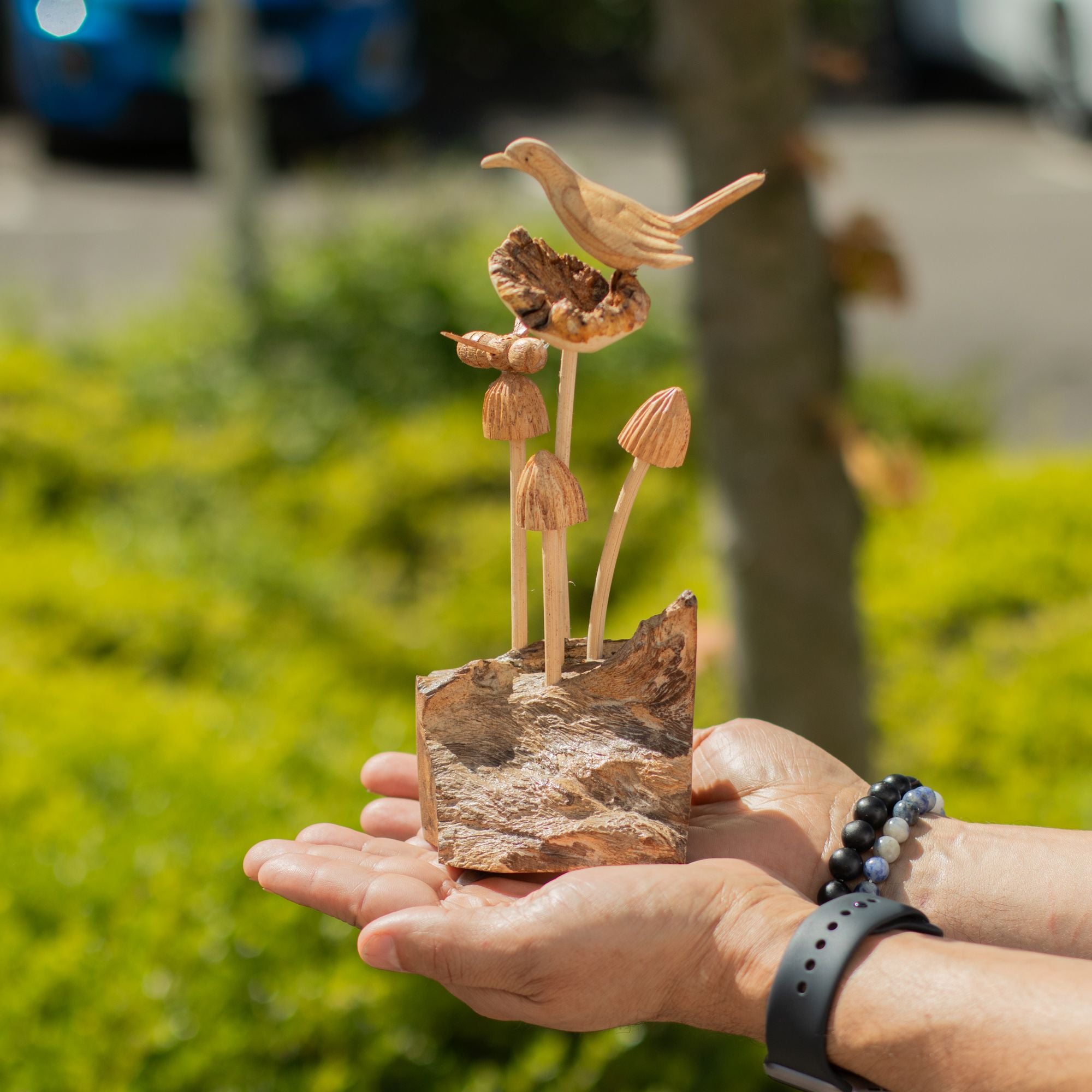 Escultura em Madeira Parasita com Pássaro e Abelha sobre Cogumelos